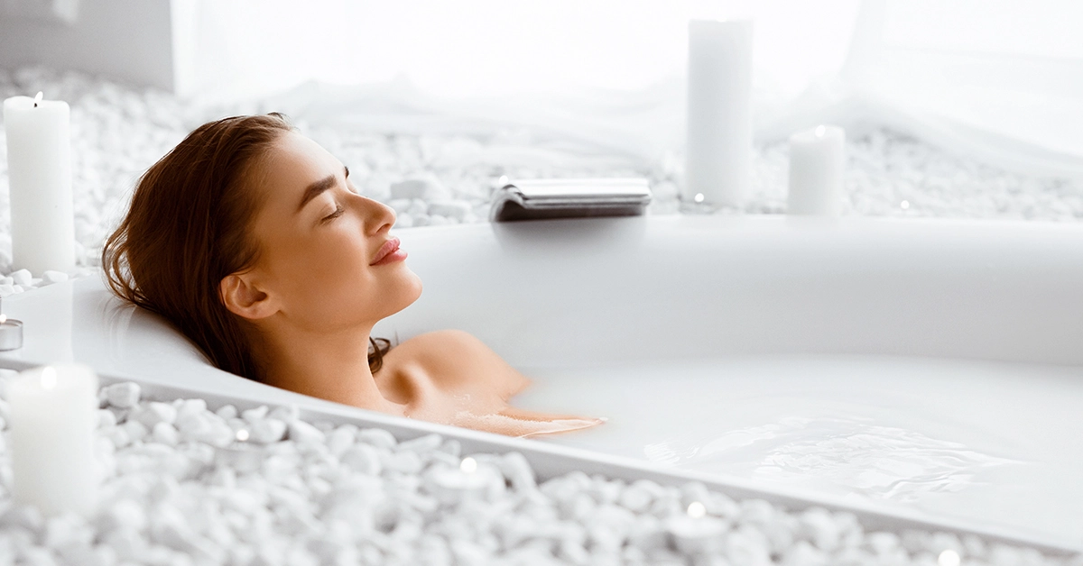 Un baño caliente ayuda a relajarse y limpiar impurezas