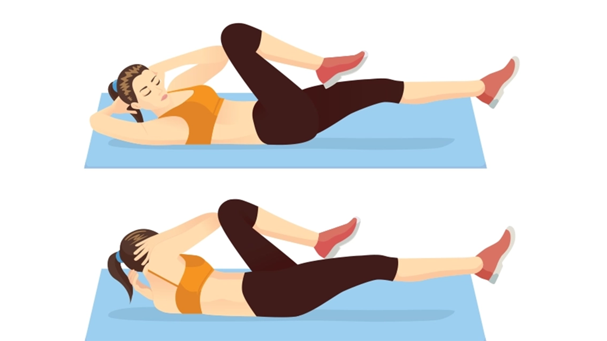 Mujer haciendo abdominales de bicicleta