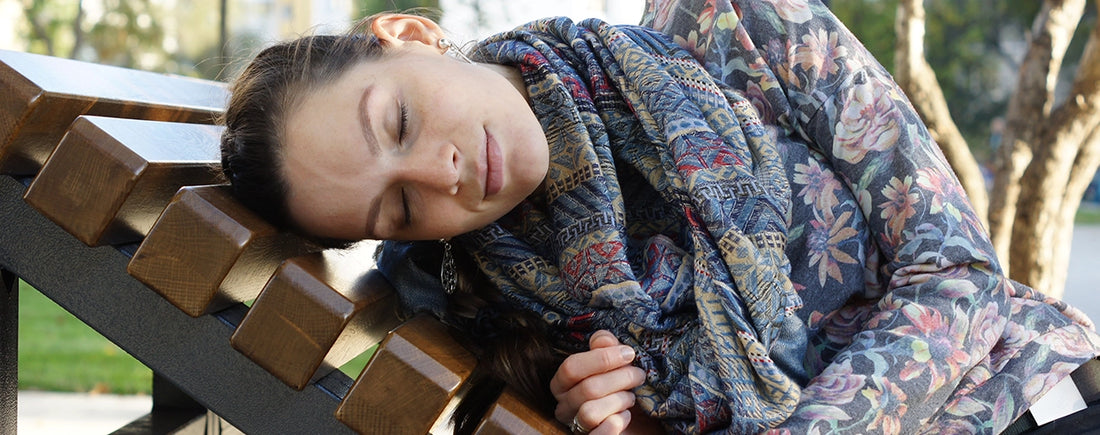 Mujer con fatiga en otoño